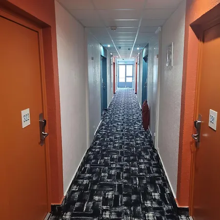 Kyriad Direct Lyon Nord - Otel 2*